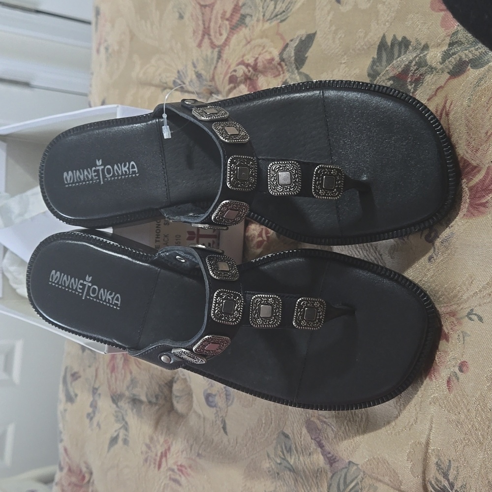 New Minnetonka Silverthorne Black Sandal